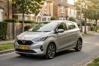 Voiture compacte garée dans une rue résidentielle au petit matin